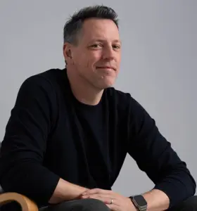 Oliver Lopez - High-energy keynote speaker helping B2B organizations turn sales excellence and digital transformation into predictable, sustainable growth.