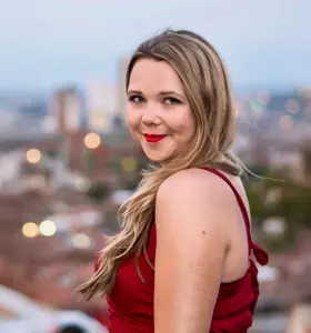 Aliénor Salmon - Aliénor Salmon inspires organizations to harness happiness, emotional intelligence, and creativity to build stronger, more connected teams.