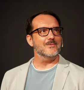 David McCandless - David McCandless turns complex data into compelling stories—empowering teams to think visually and communicate insights with clarity and impact.