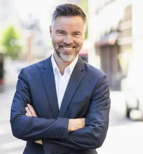 Antoni Lacinai - Global speaker and author on Leadership, employee engagement and customer communication who can help you lead, sell and cooperate to excel in business.