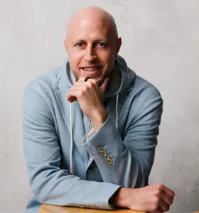 Mike Lee - Mike Lee helps leaders perform under pressure, build presence, and thrive in an age of constant distraction and uncertainty.