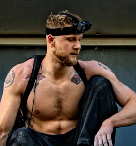 George King - George King, known as The Shard Climber, is an extreme urban climber and BASE jumper who inspires audiences with real stories of fear, focus and courage.