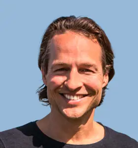 Hidde de Vries - Expert in the field of behavior change. He helps organizations sustainably strengthen energy, focus and performance with vital work structures.